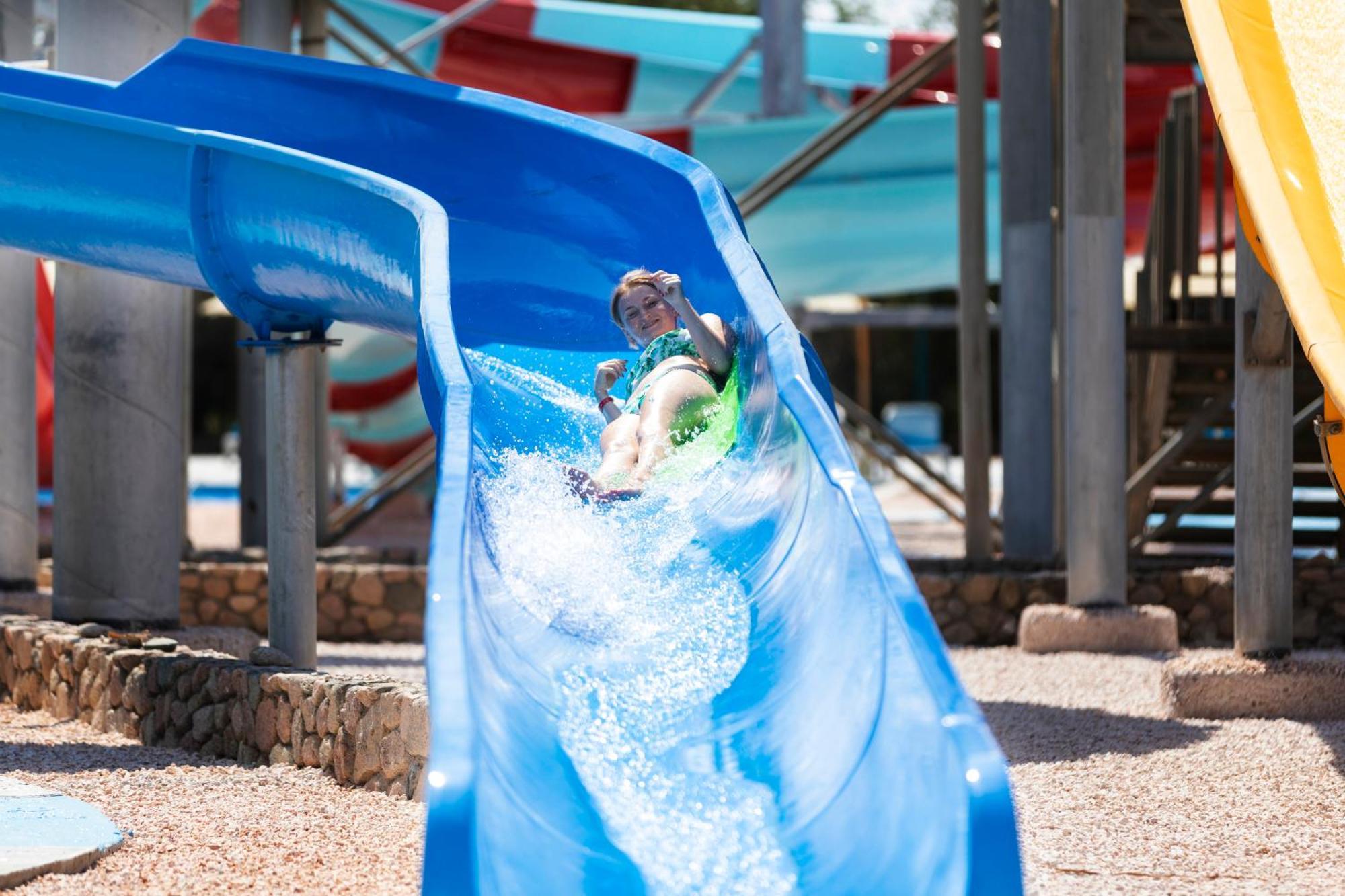Xperience Kiroseiz Aquapark Premier-Naama Bay Hotel Sharm el-Sheikh Luaran gambar A child on a water slide